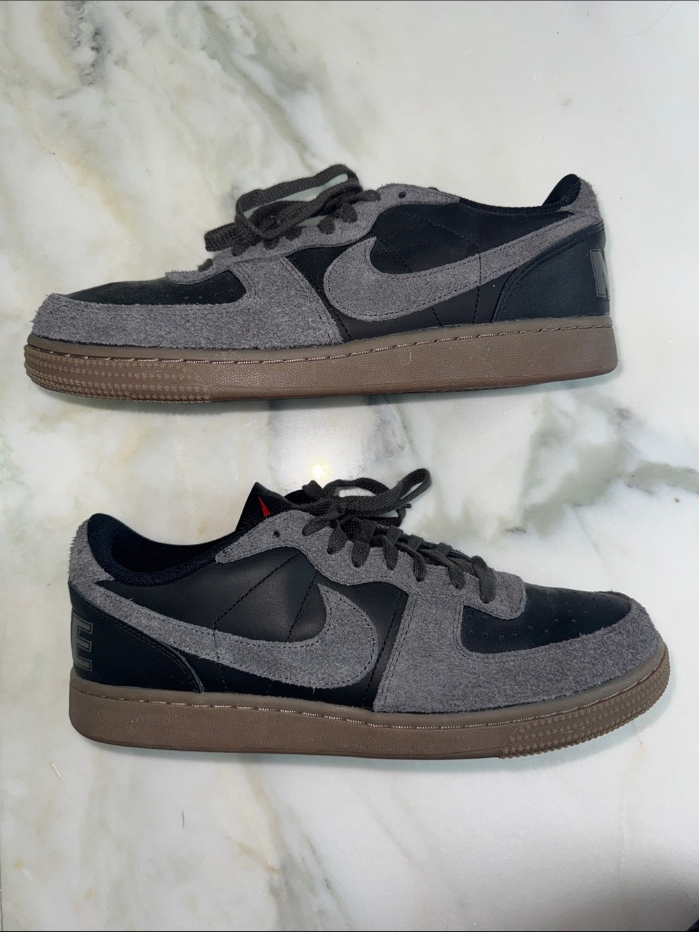 Nike Men’s Low-Top Sneakers in Gray and Black with Brown Sole